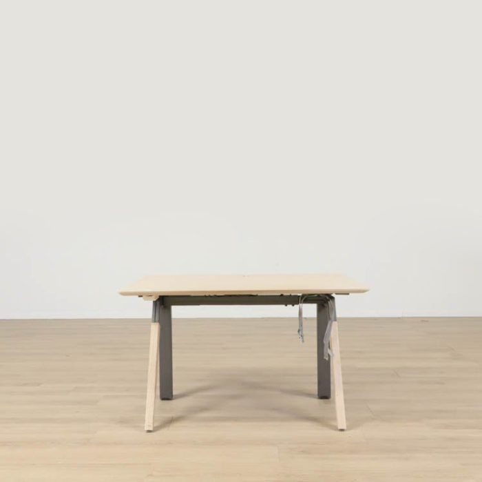 Elektrisk højdejusterbart skrivebord