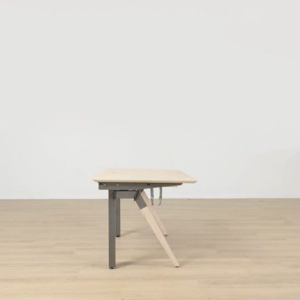 Elektrisk højdejusterbart skrivebord