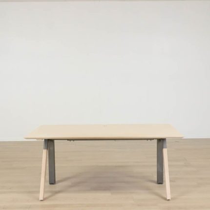 Elektrisk højdejusterbart skrivebord