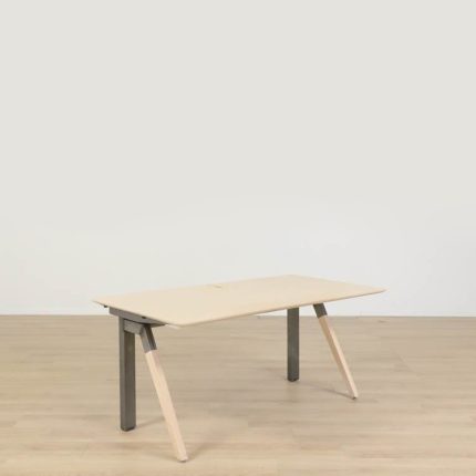 Elektrisk højdejusterbart skrivebord