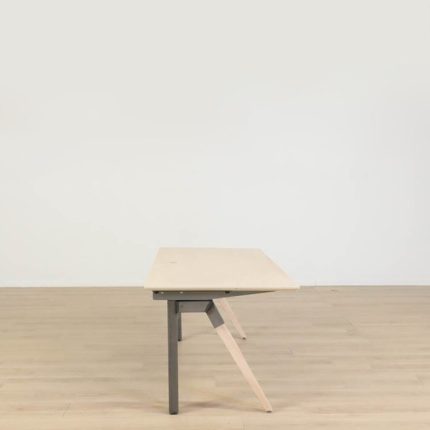 Elektrisk højdejusterbart skrivebord