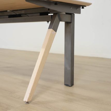 Elektrisk højdejusterbart skrivebord