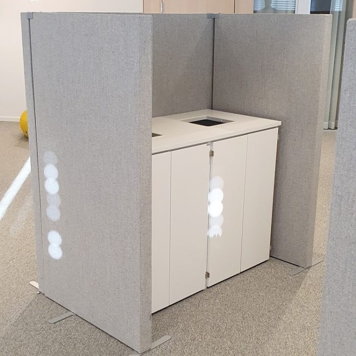 Textilbås med förvaring och pappersåtervinning