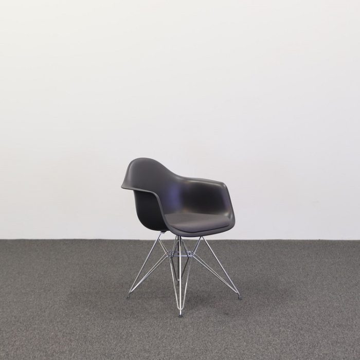 Stol Eames Plastic Armchair DAR