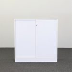 Låsbar opbevaring med skydedør