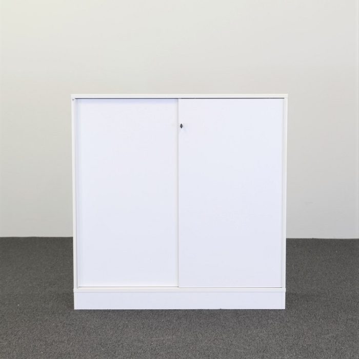 Låsbar skjutdörrsförvaring | SA MÖBLER Låsbar opbevaring med skydedør