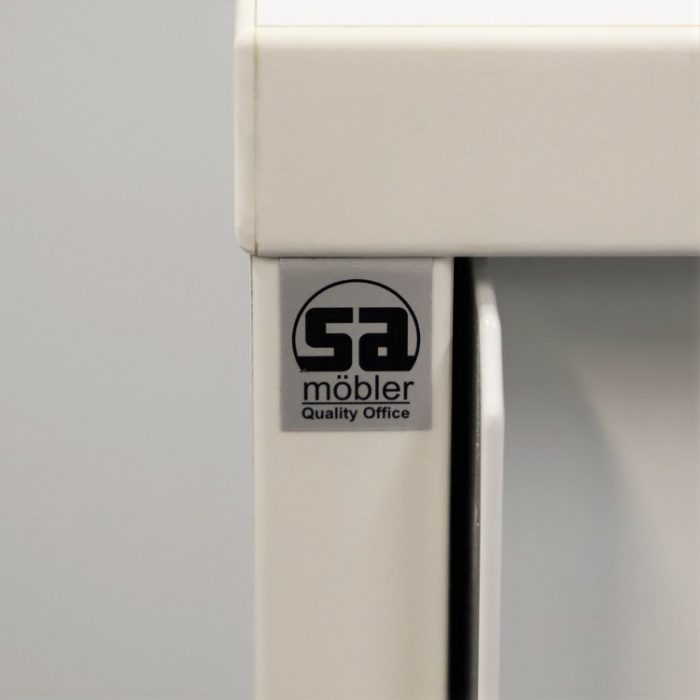 Låsbar opbevaring med skydedør