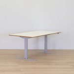 Elektriskt höj- och sänkbart skrivbord