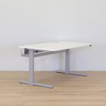 Skrivebord med bordskærm