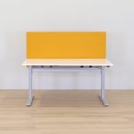 Skrivebord med bordskærm