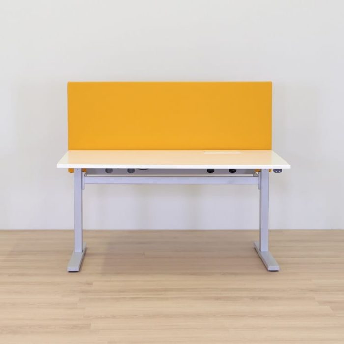 Skrivebord med bordskærm