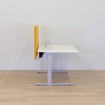 Skrivebord med bordskærm