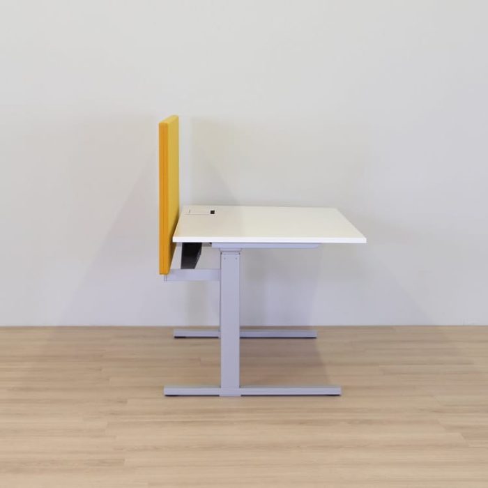 Skrivebord med bordskærm