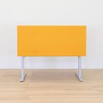 Skrivebord med bordskærm