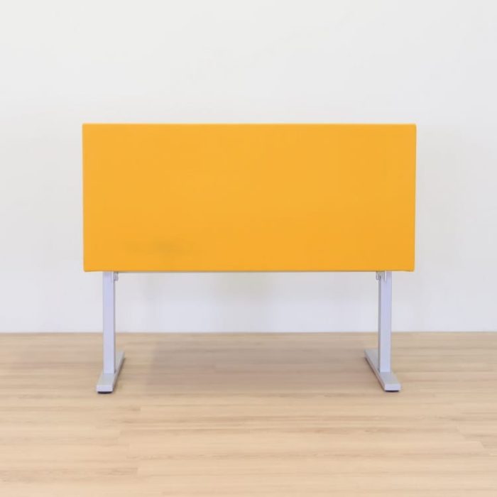 Skrivebord med bordskærm