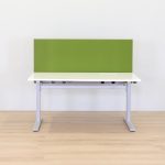 Skrivebord med bordskærm