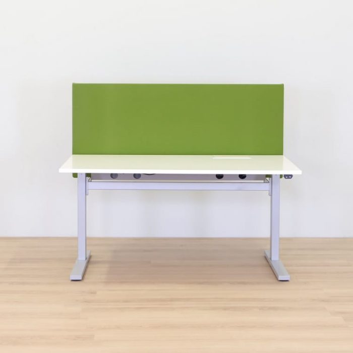 Skrivebord med bordskærm