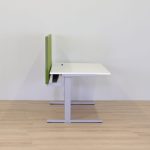 Skrivebord med bordskærm