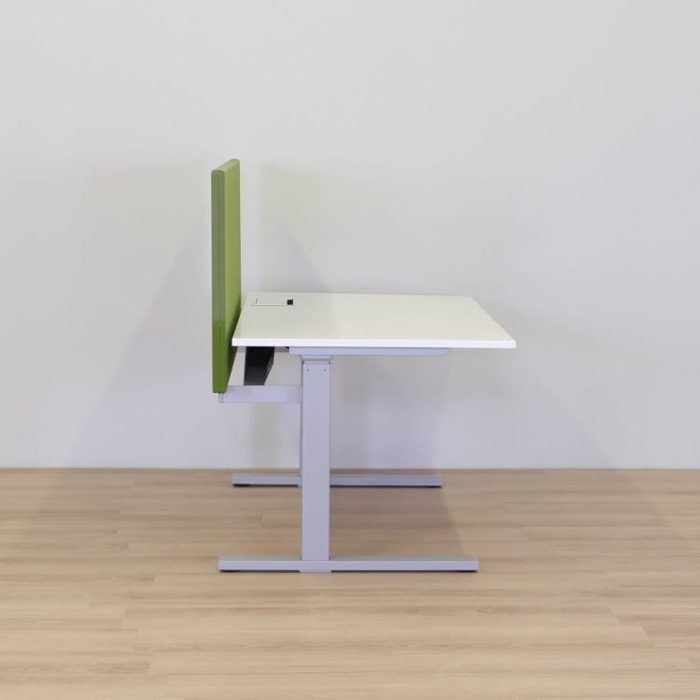 Skrivebord med bordskærm