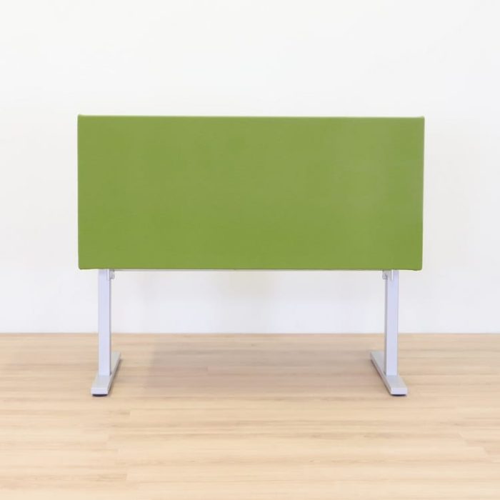 Skrivebord med bordskærm