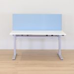 Skrivebord med bordskærm