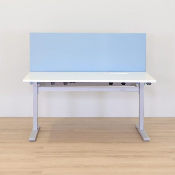 Skrivebord med bordskærm