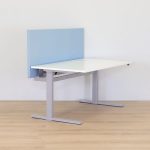 Skrivebord med bordskærm