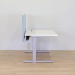 Skrivebord med bordskærm