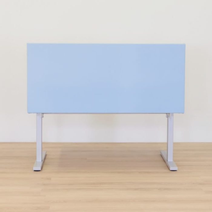 Skrivebord med bordskærm