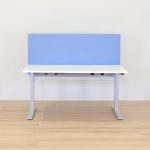 Skrivebord med bordskærm