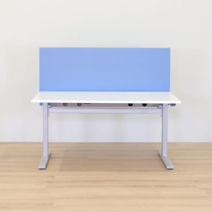 Skrivebord med bordskærm