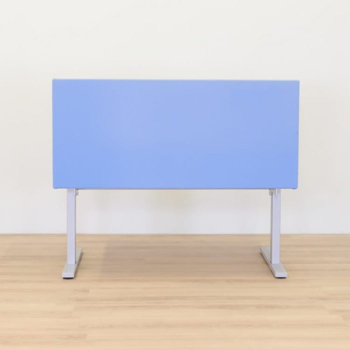 Skrivebord med bordskærm