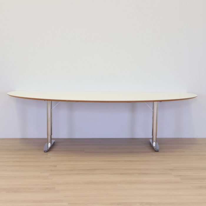 Justerbart konferencebord | FORM2 Justerbart konferencebord