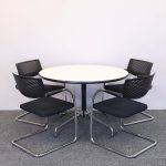 Bord Eames rundt segmenteret bord