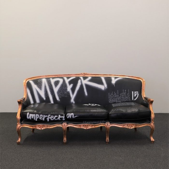 Sofa med ufuldkommenhed | JIMMIE MARTIN Sofa med ufuldkommenhed