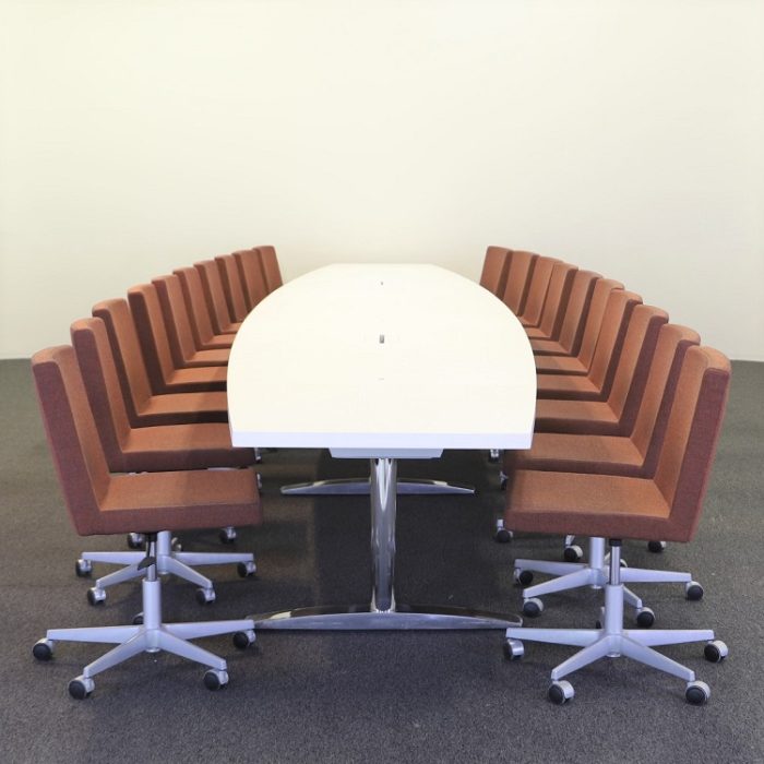 Långt konferensbord