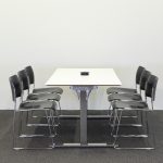 Mødebord med højttalere