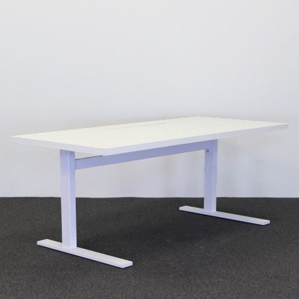 Elektriskt höj- och sänkbart skrivbord