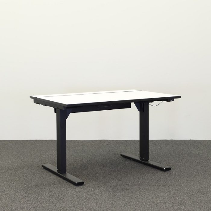 Elektriskt höj- och sänkbart skrivbord Snitsa Slide | SA MÖBLER Elektrisk højdejusterbart skrivebord Snitsa Slide