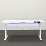 Elektriskt höj- och sänkbart skrivbord 160 cm