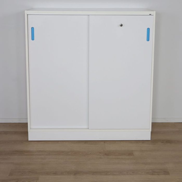 Skjutdörrsförvaring Vit/Blå | MARTELA Opbevaring med skydedør Hvid/Blå