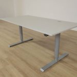 Elektriskt höj- och sänkbart skrivbord
