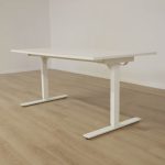 Elektriskt höj- och sänkbart skrivbord 160 cm