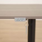 Elektriskt höj-och sänkbart skrivbord med bordsskärm Bekant