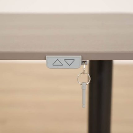 Elektrisk højdejusterbart skrivebord med skrivebordsskærm Bekant