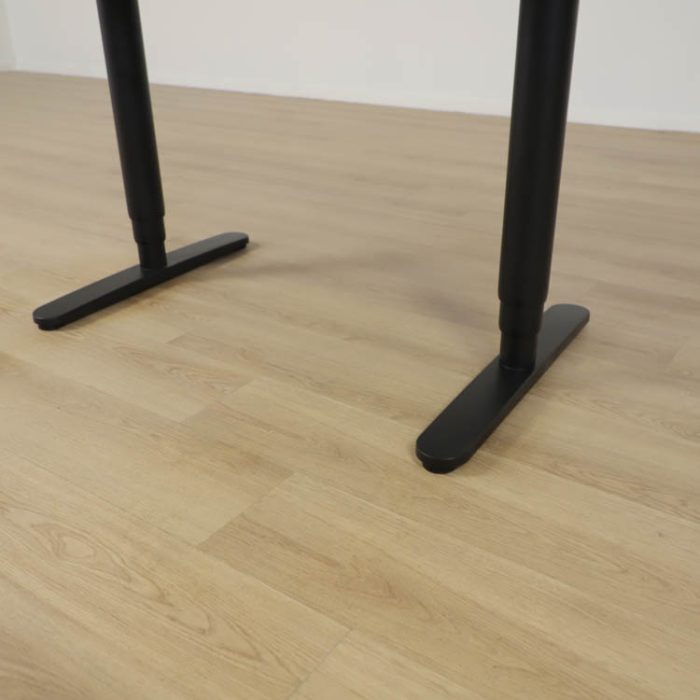 Elektrisk højdejusterbart skrivebord med skrivebordsskærm Bekant