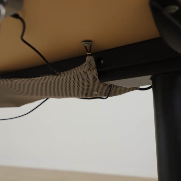 Elektrisk højdejusterbart skrivebord med skrivebordsskærm Bekant