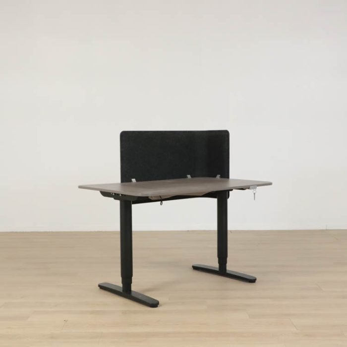 Elektriskt höj-och sänkbart skrivbord med bordsskärm Bekant | IKEA Elektrisk højdejusterbart skrivebord med skrivebordsskærm Bekant