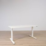 Elektriskt höj- och sänkbart skrivbord