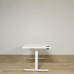 Elektrisk højdejusterbart skrivebord